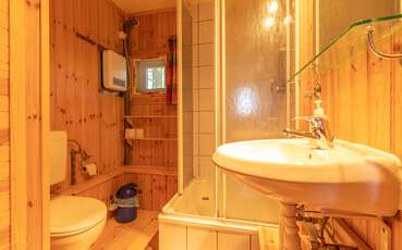 Bad mit Dusche und WC Ferienhaus Waldblick