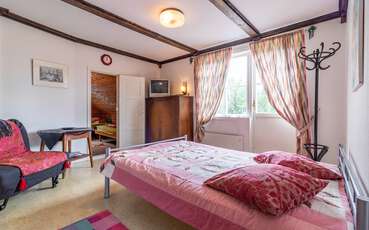 Schlafzimmer mit Doppelbett und TV Ferienhaus Waldhaus