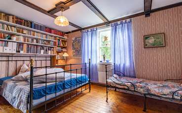 Schlafzimmer mit Doppel- und Einzelbett Ferienhaus Waldhaus