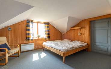 Großes Doppelbett Ferienhaus Waldschule
