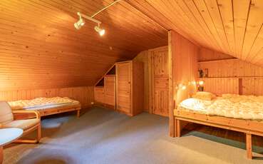 Schlafzimmer mit einem Einzellbett und Doppelbett Ferienhaus Waldschule
