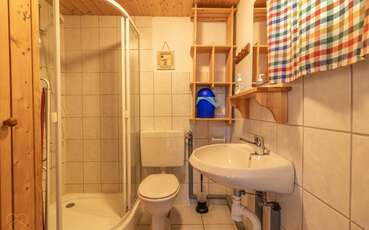 Bad mit Dusche und WC Ferienhaus Waldschule